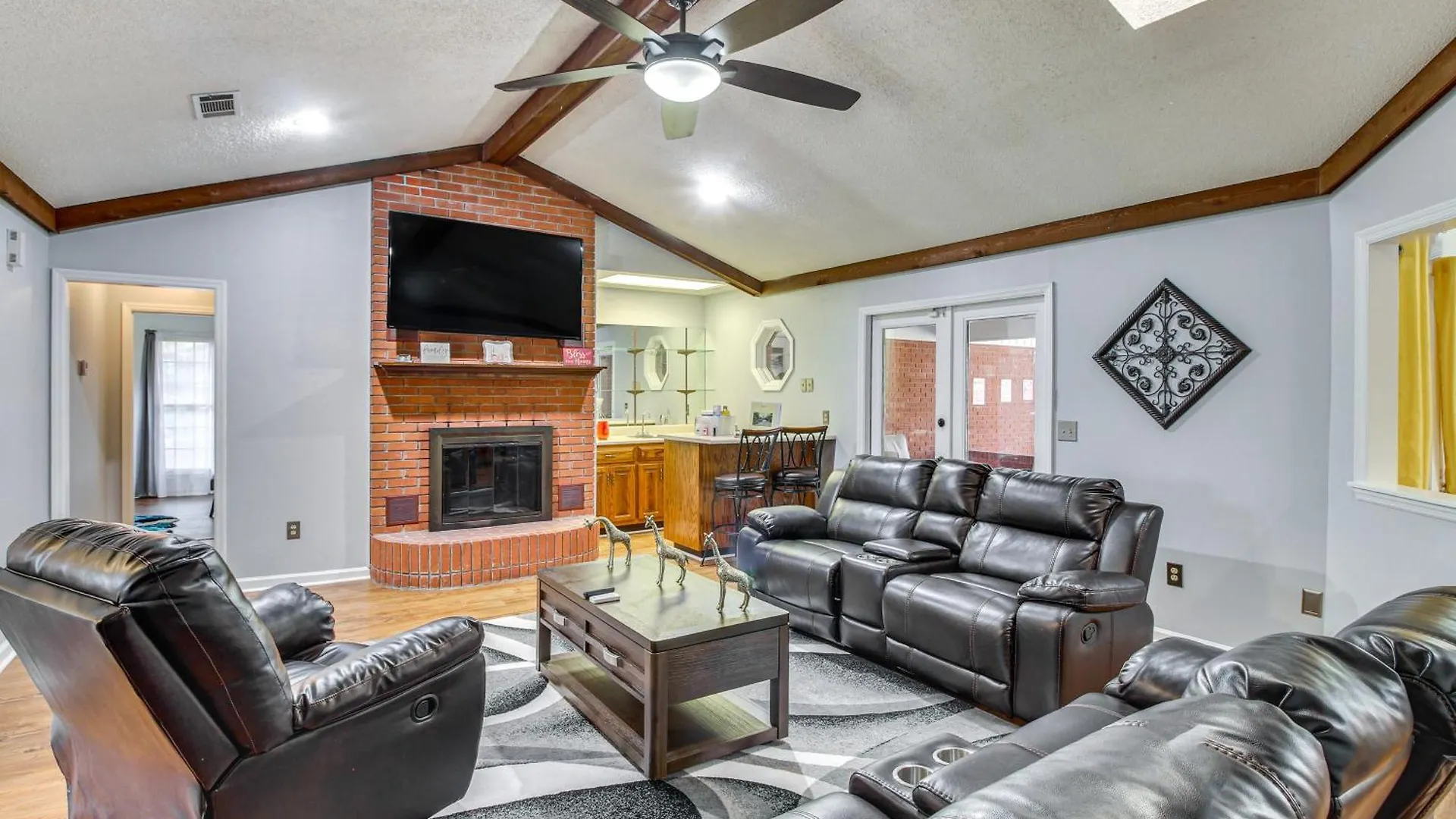 Beautiful Hinesville Retreat With Lanai And Pool!